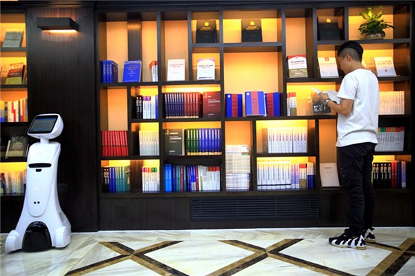 A robot is available to help customers at a store that sells legal books in Beijing owned by the Supreme People's Court, China's highest legal chamber. (Zhao Chengshun/China Daily)