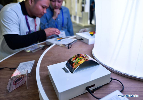 Visitors watch flexible screens during the 19th China Hi-Tech Fair in Shenzhen, south China's Guangdong Province, Nov. 16, 2017. More than 3,000 exhibitors would show latest achievements in science and technology here on the fair which kicked off on Thursday. (Xinhua/Mao Siqian)