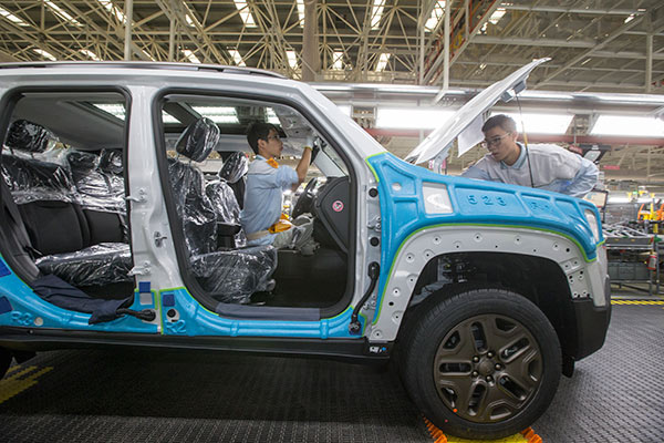 GAC Group Employees assemble a car at its plant in Guangzhou, capital of Guangdong province.(Tan Qingju/For China Daily)
