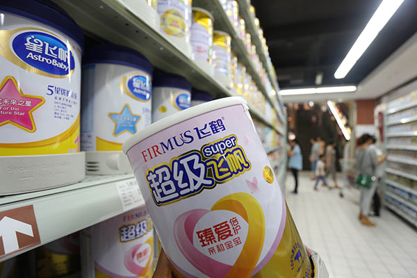 China Feihe infant formula and baby milk powder products on a supermarket shelf in Xuchang, Central China's Henan province.(Geng Gguoqing/China Daily)