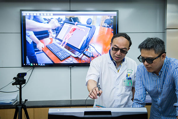 Virtual reality technology medical equipment is used at Sun Yat-sen Memorial Hospital in Guangzhou.(Photo/Xinhua)