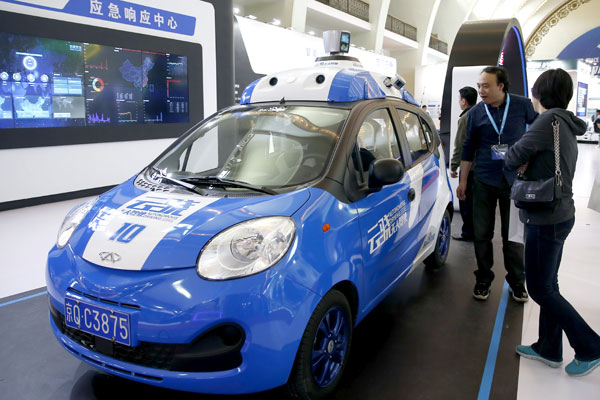 Visitors take a look at a Baidu self-driving vehicle during a tech expo in Beijing. (Photo by Sheng Jiapeng/China News Service)