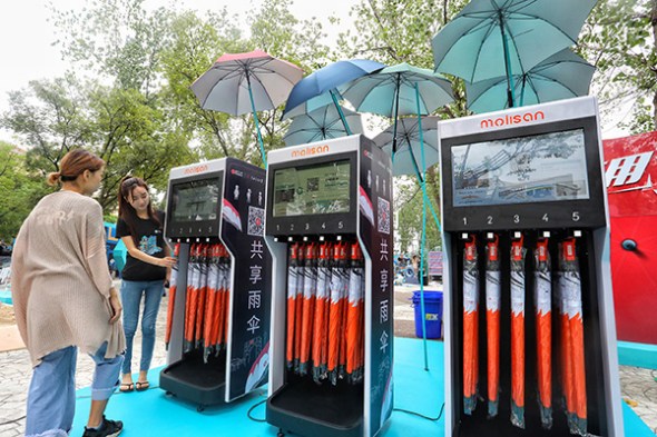 Students in Shanghai Jiao Tong University can rent shared umbrellas without paying any deposit, a service provided by Zhima Credit of Ant Financial, Alibaba's finance arm. (Provided to China Daily)