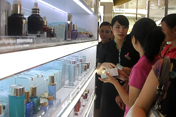 Tourists select cosmetics at Sanya Haitang Bay International Shopping Mall. (Sun Qing / for China Daily)