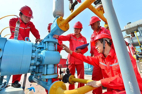Technicians from Sinopec check oil storage facilities in Puyang, Henan province. (Photo/for China Daily)
