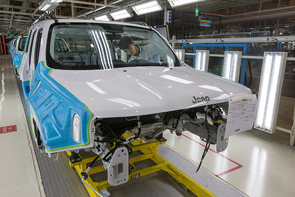 A GAC technician assembles a car at a plant in Guangzhou, Guangdong province. The company is negotiating with its Iranian counterparts on jointly constructing a facility in Iran. (Photo/for China Daily)