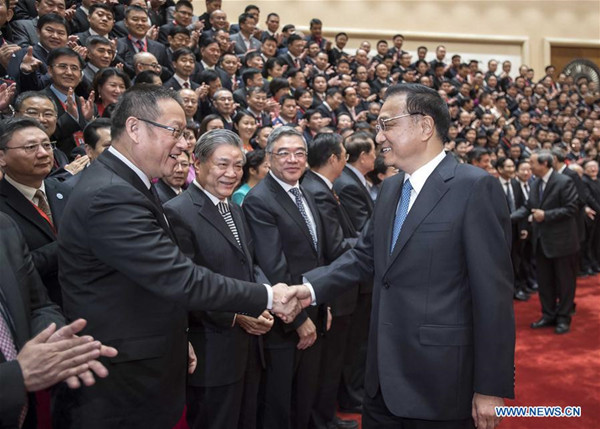 Chinese Premier Li Keqiang (R) meets with delegates to the 12th national congress of the All-China Federation of Industry and Commerce (ACFIC) in Beijing, capital of China, Nov. 24, 2017. Li met with delegates to the 12th ACFIC national congress, which opened here Friday, and gave a congratulatory address. (Xinhua/Li Tao)