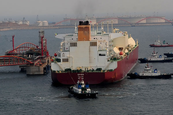 An LNG container ship docks at Dalian port, Liaoning province. China is importing more natural gas to satisfy the rising demand for cleaner fuel. (Photo/Xinhua)