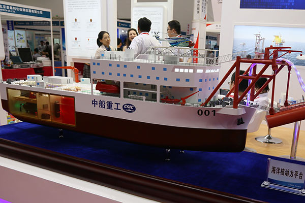 An offshore nuclear power station model on display at an industry expo in Beijing.(Photo by Wu Changqing/China Daily)