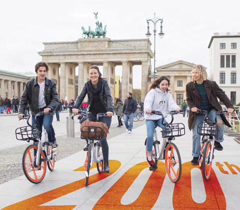 Local residents ride Mobike's shared bikes in Berlin, Germany. （Photo provided to chinadaily.com.cn）