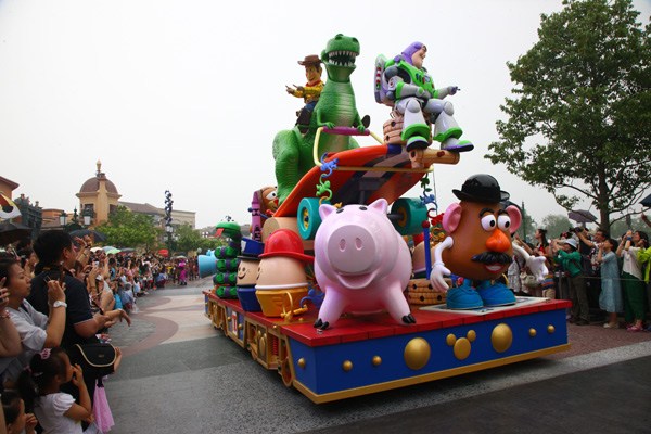 A Toy Story theme parade inside Shanghai Disneyland. (Photo by Zhang Peijian/For China Daily)