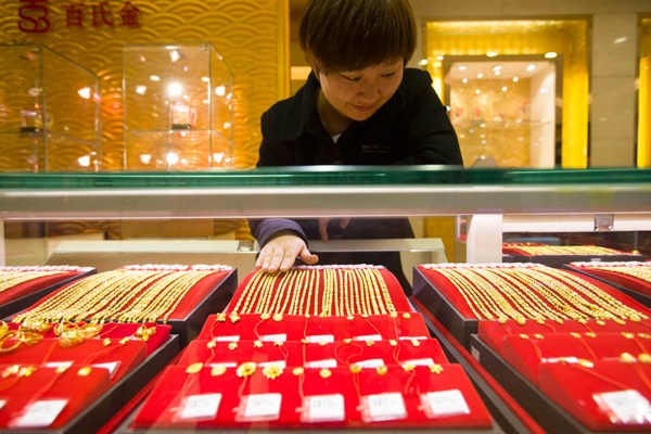 An employee sorts items at a jewelry shop in Taiyuan, capital of Shanxi province. (Photo by Zhang Yun/China News Service)
