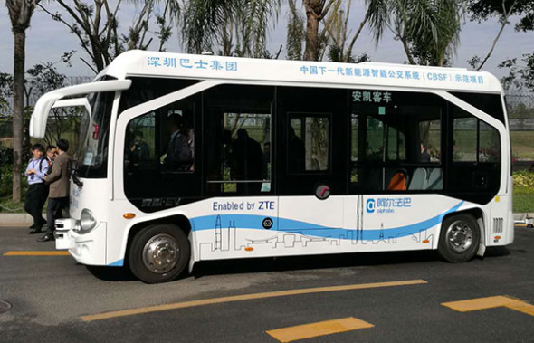 A self-driving bus begins its test run on a public road in Shenzhen on Saturday. (Chai Hua/China Daily)