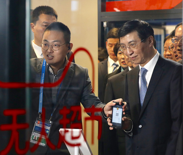 Wang Huning, a member of the Standing Committee of the CPC Central Committee Political Bureau, visits a self-service supermarket during the 4th World Internet Conference in Wuzhen, Zhejiang province, on Dec 3, 2017. ZHU XINGXIN/CHINA DAILY
