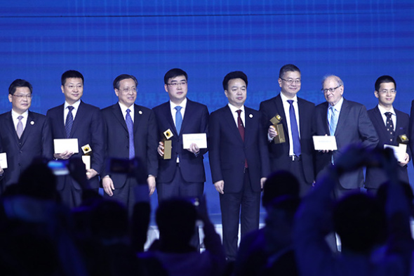 Winners and presenters of leading internet technology prize pose at a ceremony during the 4th World Internet Conference in Wuzhen, Zhejiang province on Dec 3, 2017. (Photo by Zou Hong/China Daily)