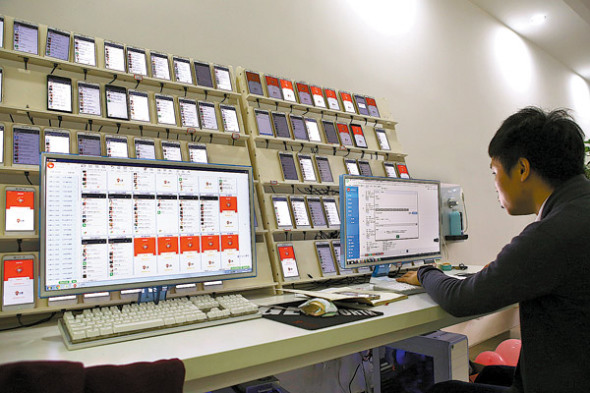 A local garment producer in Jiaxing uses internet technologies in its process management. (Photo by Bei Jing/For China Daily)