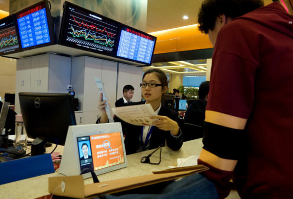 A business owner applies for a license at the Government Affairs Center of the Free Trade Zone of Pudong New District, Shanghai, on Nov 28. (Photo by Gao Erqiang/China Daily)