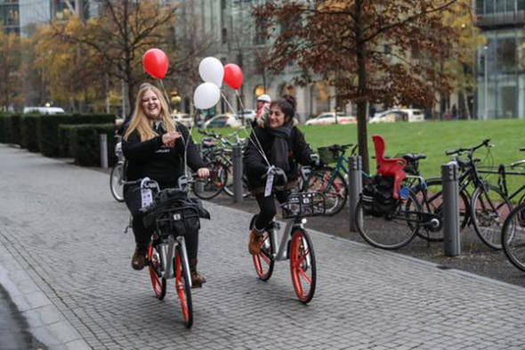 Local residents ride Mobike Technology Co's shared bikes in Berlin, Germany. Bike-sharing titan Mobike announced on Nov 22 that it has launched services in Berlin, meeting its goal of expanding to 200 cities globally by the end of this year. (Photo/Xinhua)