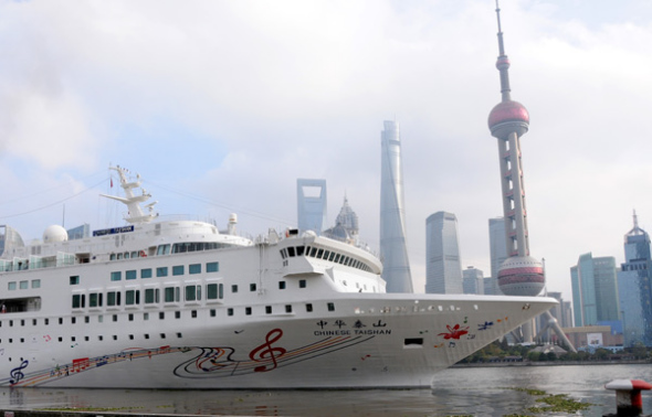 A cruise ship leaves Shanghai for South Korea. (Photo/Xinhua)