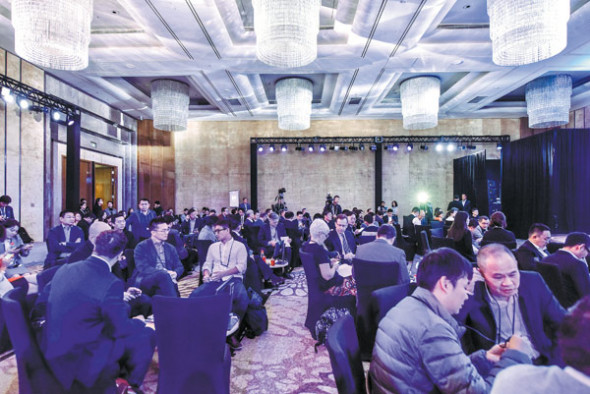 Delegates to the Fortune Brainstorm Tech International Conference exchange opinions on the sidelines of the event. (Photo/China Daily)