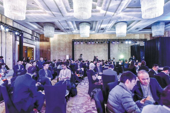 Delegates to the Fortune Brainstorm Tech International Conference exchange opinions on the sidelines of the event. (Photo/China Daily)