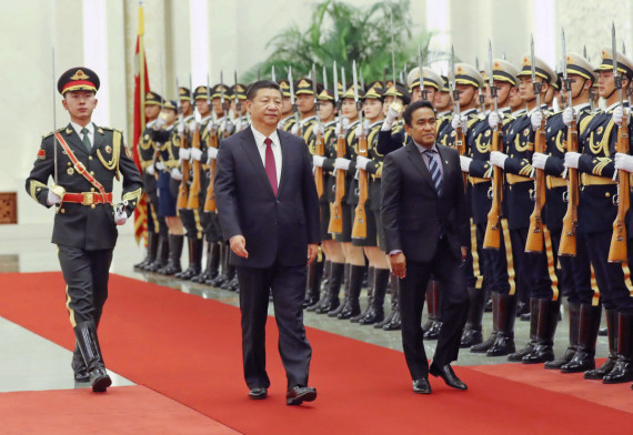 President Xi Jinping and Maldives President Abdulla Yameen review an honor guard before their talks at the Great Hall of the People in Beijing on Thursday. The two also witnessed a dozen documents being signed. (Photo: Xinhua/Liu Weibin)