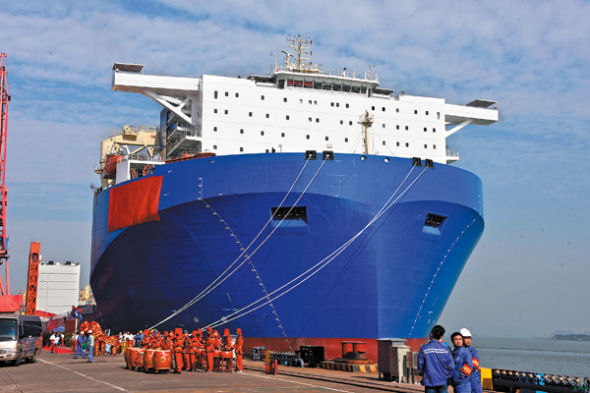 Semi-submersible vessel named New Guanghua, the largest of its kind in China, built by COSCO Shipping Specialized Carriers, a subsidiary of China Ocean Shipping (Group) Co, is put into operation in Guangzhou at the end of 2016. COSCO Group has also established its bulk cargo shipping business' headquarters in the capital of Guangdong province. (Photo by Zhong Xin/China News Service)