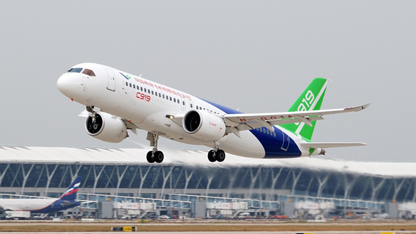A C919 airplane takes off from the Shanghai Pudong International Airport for a test flight to Xi'an, Northwest China's Shaanxi province, on Nov 10.(Photo by Chen Zikuan/For China Daily)