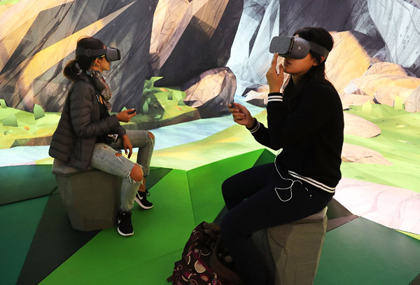 Customers try the Google Daydream VR at a Google pop-up shop in the SoHo neighborhood in New York City. The shop lets people try out new Google products such as the Pixel phone, Google Home, and Daydream VR. (Photo provided to China Daily)
