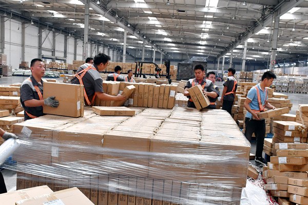 Workers pack electronics at Henan Xinzheng International Airport. The free trade zone there is successful. (Photo by Ma Jian/For China Daily)
