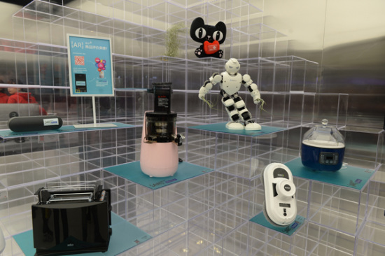 Sought-after electronic products on Alibaba's Tmall site are being displayed in China Unicom's first experience store in Shanghai. [Photo provided to chinadaily.com.cn]