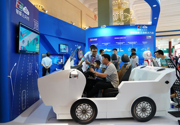 Visitors experience smart transportation services at a recent fintech exhibition in Beijing. (Photo/Xinhua)