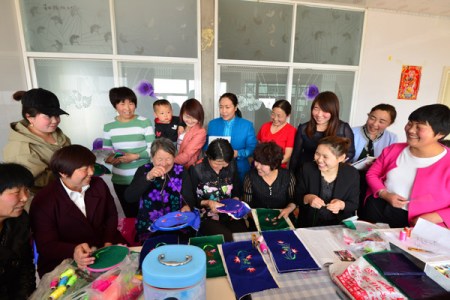 Government of Horqin Right Wing Middle Banner of the Inner Mongolia autonomous region opens embroidery classes for poverty-stricken women to learn how to decorate clothes, slippers and pillowcases with traditional designs. (Photo provided to China Daily)
