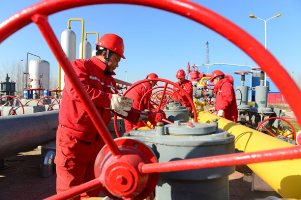Sinopec technicians check facilities at a natural gas storage area in Puyang, Henan province. (Photo by Ma Hongshan/For China Daily)