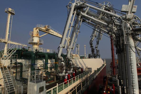 An LNG ship from Qatar unloads fuel at Yangkou port of Nantong, East China's Jiangsu province. (Photo by Xu Congjun/For China Daily)
