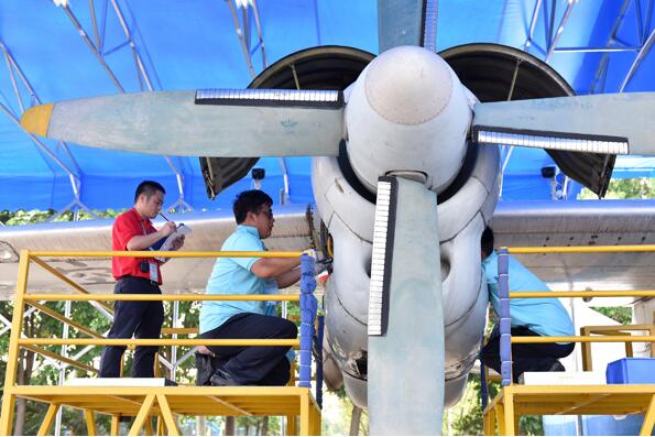 An aviation maintenance contest is held at Guangzhou Civil Aviation College. (Photo/Xinhua)