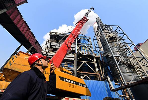 A technician oversees the installation of cleaning equipment at a glass manufacturing factory in Shahe, Hebei province. (Photo/Xinhua)