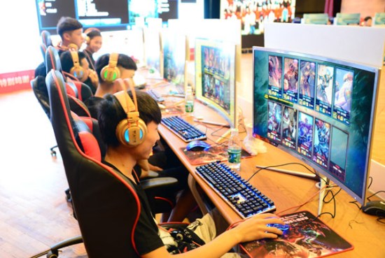 Top gaming players from different cities gathered in Wuhan, capital of Hubei province, to play in a League of Legends competition in September 2016. (Photo provided to China Daily)