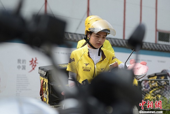 Huanhuan works for Chinese food delivery service Meituan. She has been doing this job for a year. (Photo/China News Service)