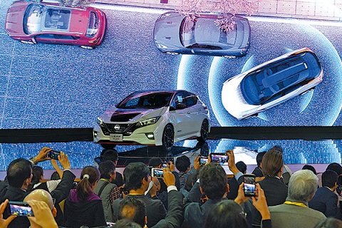 Nissan unveils its new electric vehicle LEAF during Wednesday's media preview of the 2017 Tokyo Motor Show at Tokyo Big Sight.(Provided to China Daily)