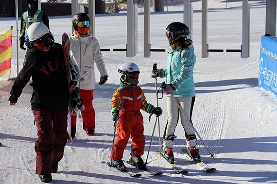 Visitors enjoy themselves at a ski resort in Chongli county of Zhangjiakou, Hebei province. (Photo by Feng Yongbin/China Daily)
