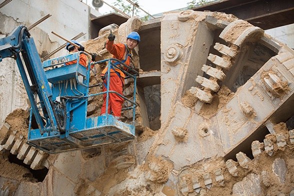 Chinese workers clean equipment at the construction site of the Tel Aviv city railway in Israel, which is being built by China Railway Construction Corporation Ltd.(Photo/Xinhua)