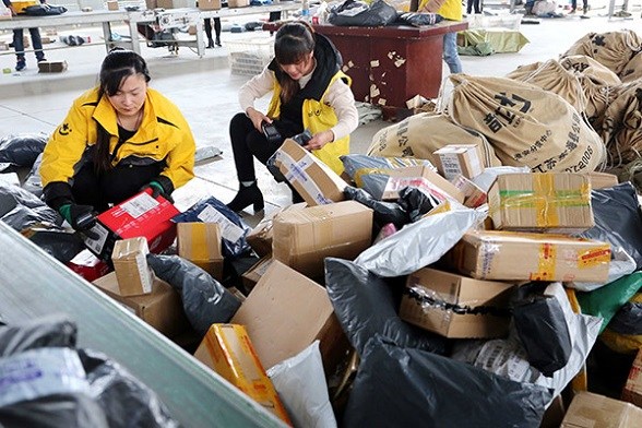 Employees sort express packages after Singles Day, an annual online shopping gala in China on Nov 11, in Donghai, Jiangsu province.(Photo by Zhang Kaihu/for China Daily)