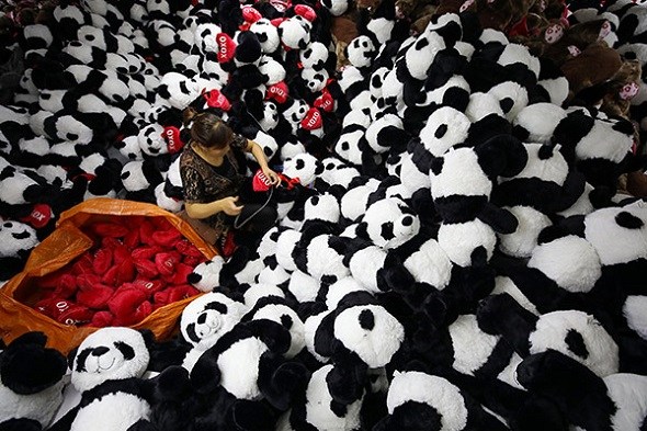 An employee arranges stuffed toys that will be exported to Europe and North America at a factory in Lianyungang, East China's Jiangsu province.(Photo/Xinhua)