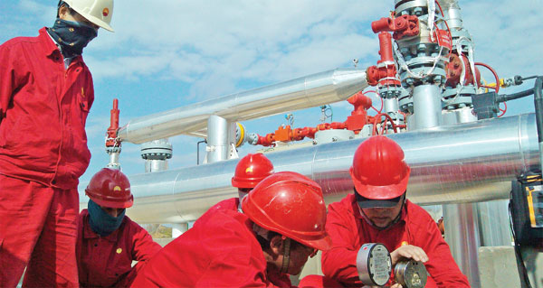 Staff of CNPC, China's State-owned energy firm, check facilities in Turkmenistan in 2013. (Photo provided to China Daily)