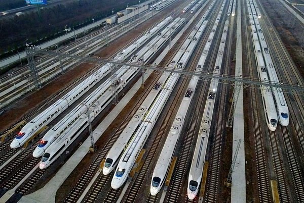 High speed trains are seen in Anhui Province in file photo. Chinas high-speed rail tracks will hit 38,000 km by 2025, up from 25,000 km by the end of 2017, the railway firm said. (Xinhua)