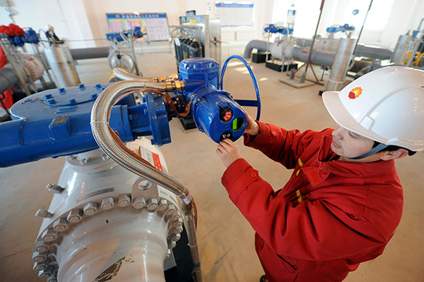 A technician adjusts a valve on a China-Russia oil pipeline in Daqing, Heilongjiang province. (Photo by Guo Junfeng/for China Daily)