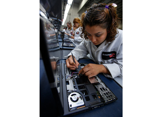 A Lenovo employee fixes internal cables onto a laptop in Whitsett, the U.S.. (PROVIDED TO CHINA DAILY)