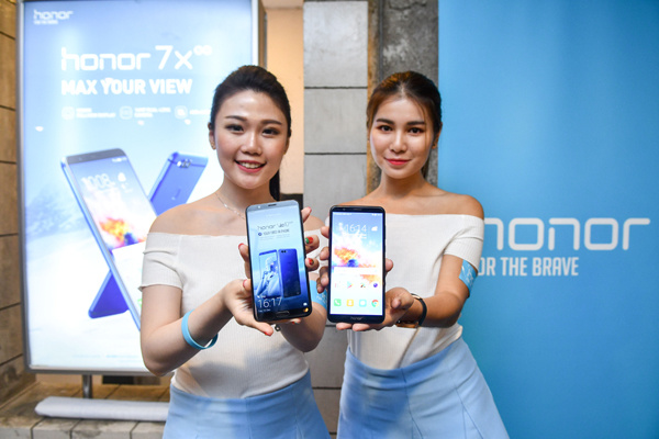 Models present Huawei smartphones at an event in Malaysia, Dec 12, 2017. (Photo/Xinhua)