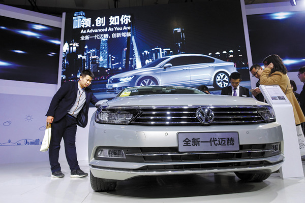 Volkswagen's next-generation Magotan catches visitors' eyes at an auto expo in Jinan, Shandong province. (Photo provided to China Daily)